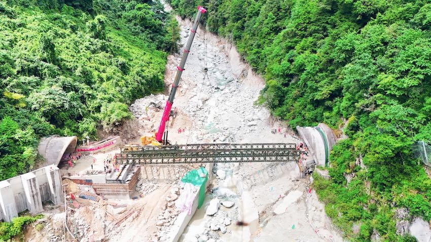 8月14日上午11時，321鋼便橋單幅成功吊裝。雅康公司供圖