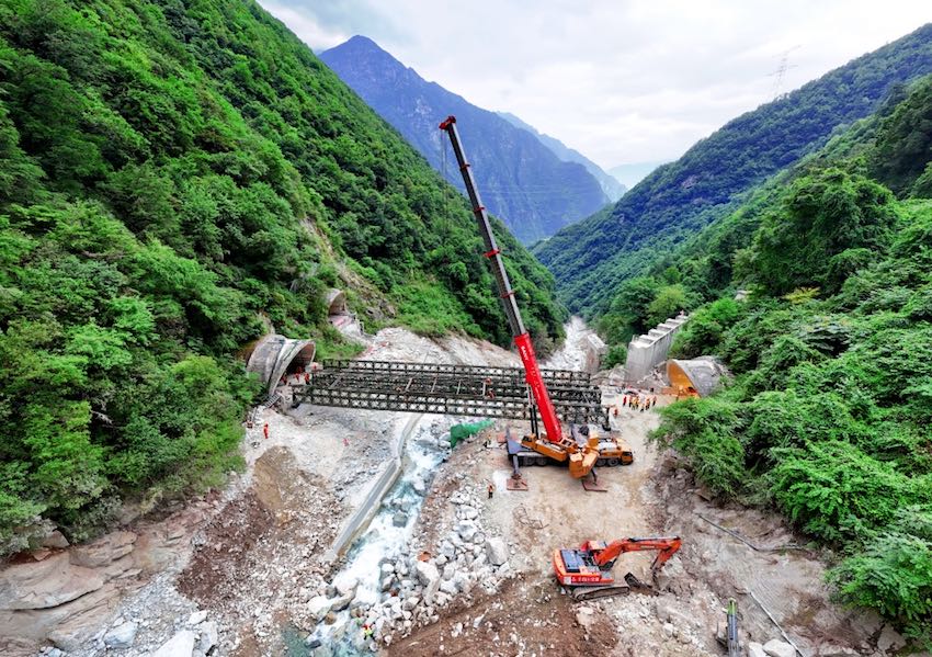 下午17時50分，雙跨成功吊裝。雅康公司供圖