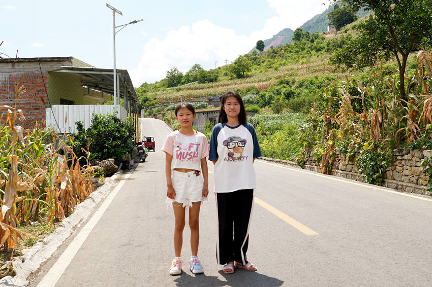 羅馨怡和妹妹羅思柳來到當年拍照的地方。受訪者供圖