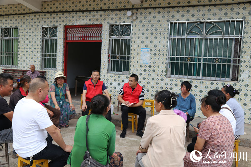 安居區常理鎮常樂村清廉驛站工作人員開展入戶走訪工作。鄒歡攝