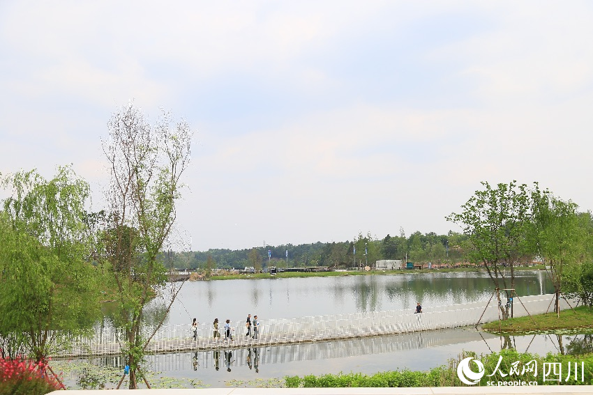 穿園而過的絳溪河。人民網記者 朱虹攝