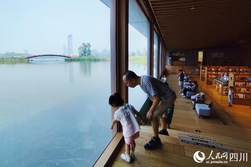 湖畔書店。人民網記者 朱虹攝