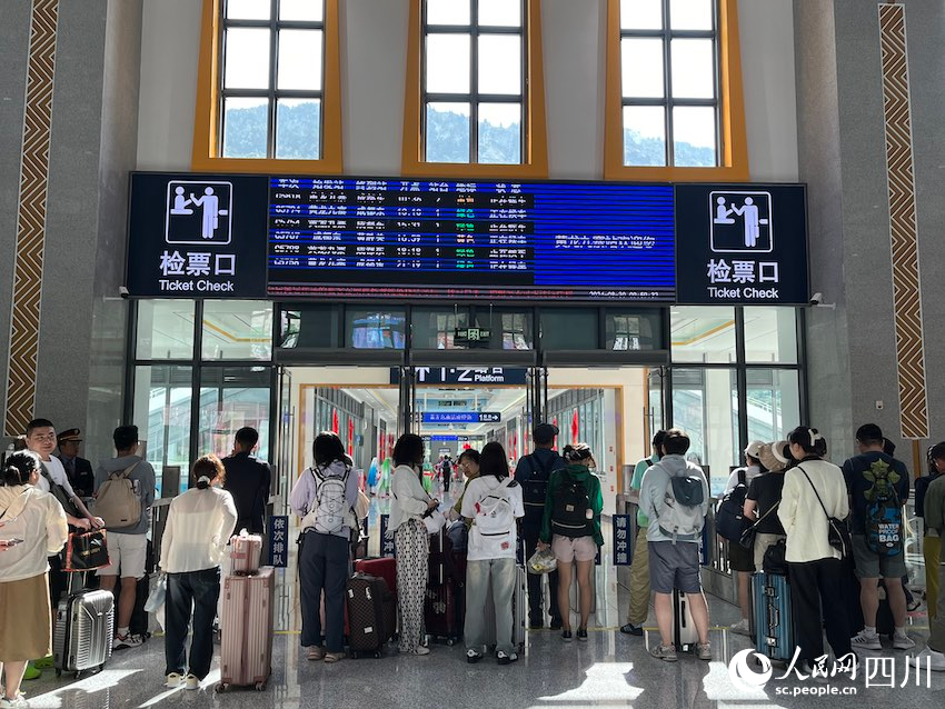 首發車乘客有序等待進站乘車。人民網記者 郭瑩攝