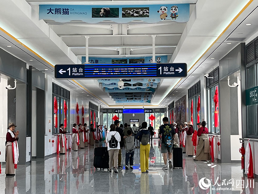 乘客有序乘車。人民網記者 郭瑩攝