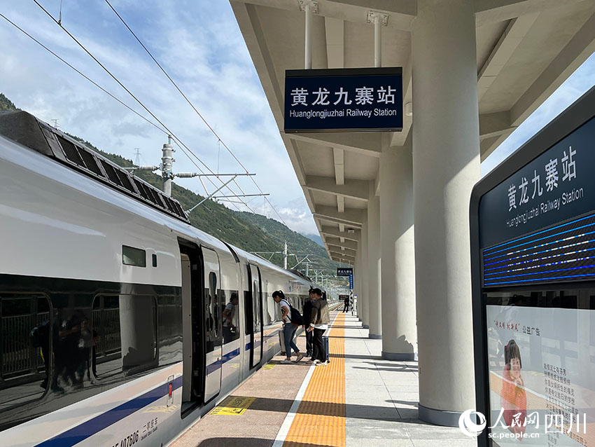 黃龍九寨站，乘客有序登車。人民網記者 郭瑩攝