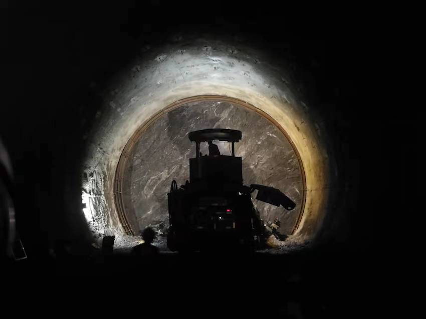 躍龍門隧道建設極其艱難，歷時十年。成蘭公司供圖