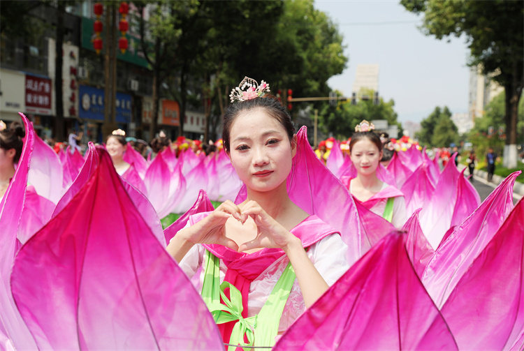 女子表演隊巡演。高寒攝
