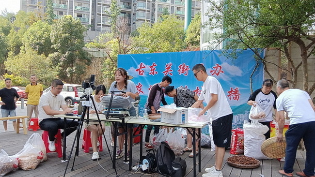 古東關街道直播帶貨照片。古東關街道辦事處供圖