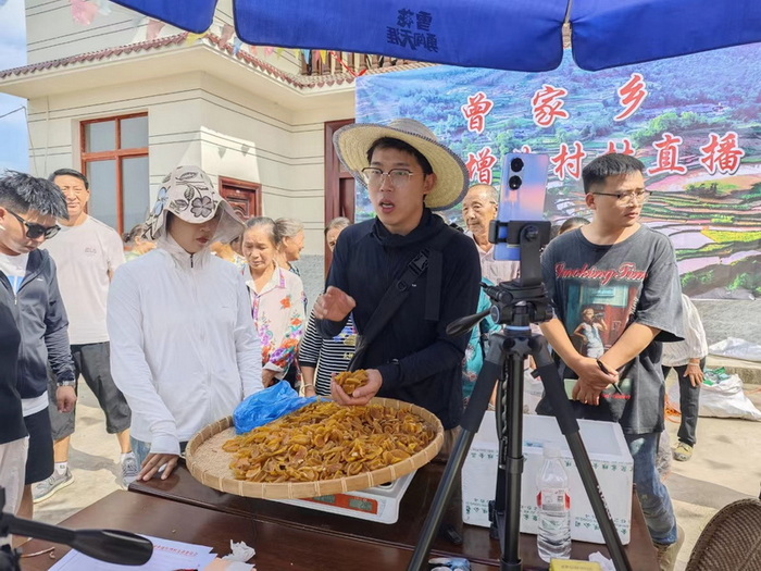 曾家鄉帶貨現場。曾家鄉人民政府供圖