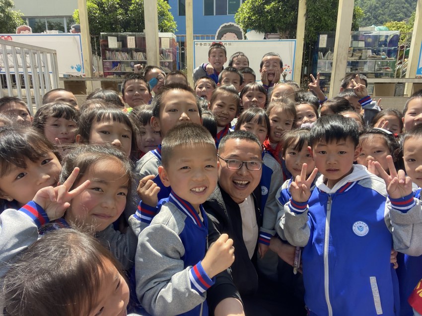 曾松與學生合照。受訪者供圖