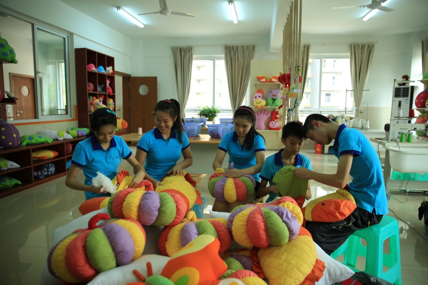 瀘州市特殊教育學校學生在學習布偶工藝。劉學懿攝