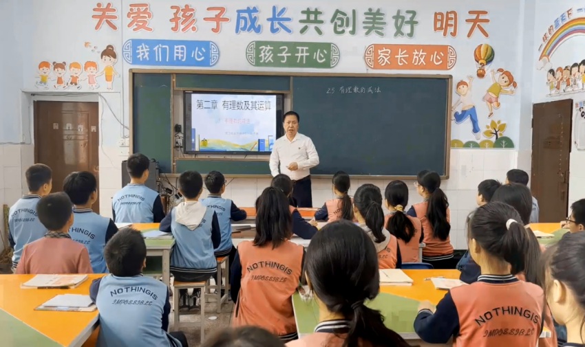 宣漢縣五寶鎮學校教師姚丕貴執教課改示范課。龍河攝