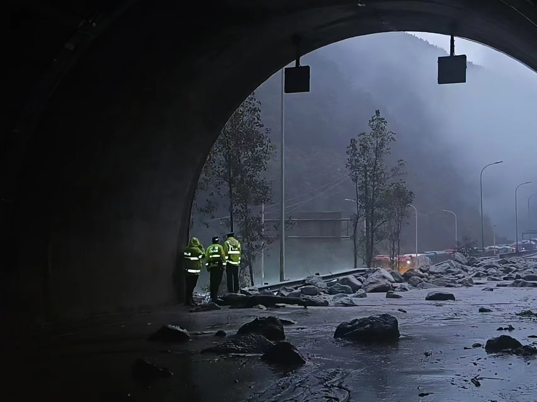 雅西高速擦羅隧道，目前因斷道現場進行雙向管制。四川省高速公路管理局供圖