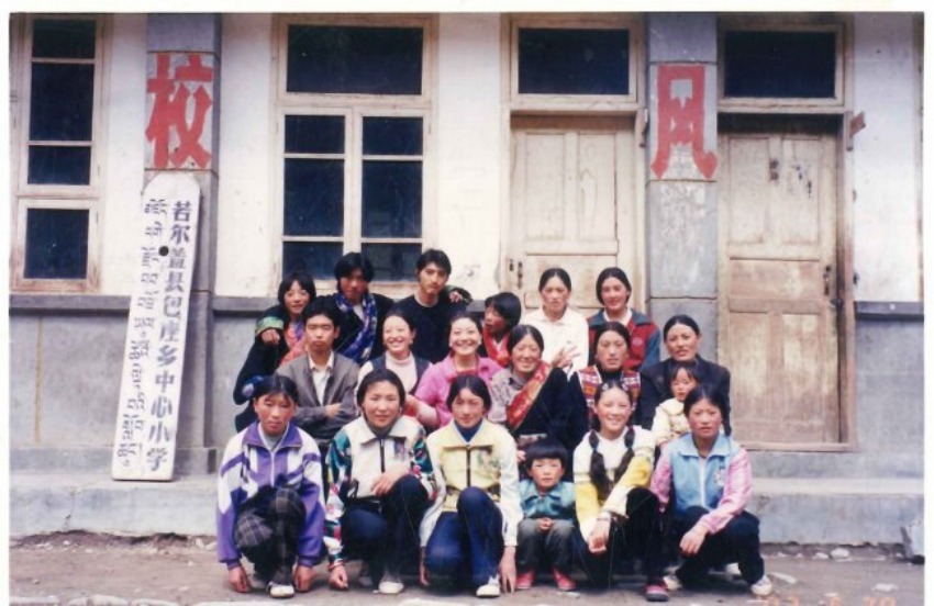 在包座鄉中心校，索郎機所帶的第一屆畢業班畢業照。受訪者供圖