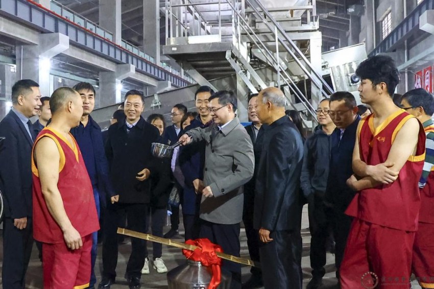 中國白酒生態智能釀造產教融合示范園出酒儀式。瀘州職業技術學院供圖