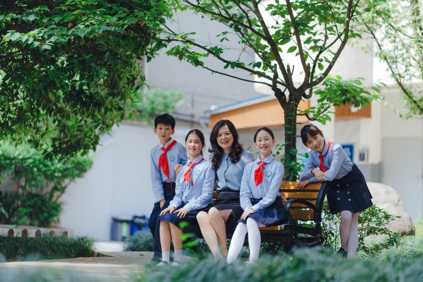 黃敏潔（中）與學生合影。成師附小供圖