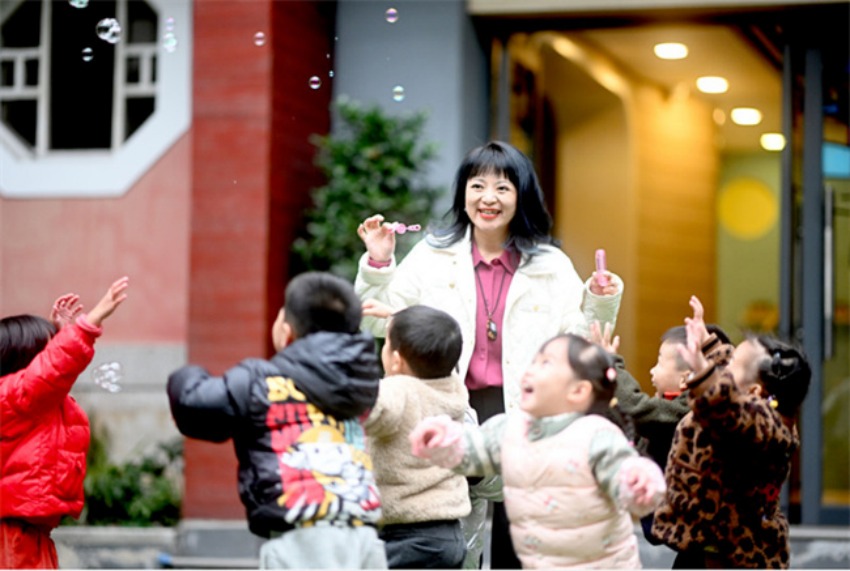 與兒童游戲。高翔供圖