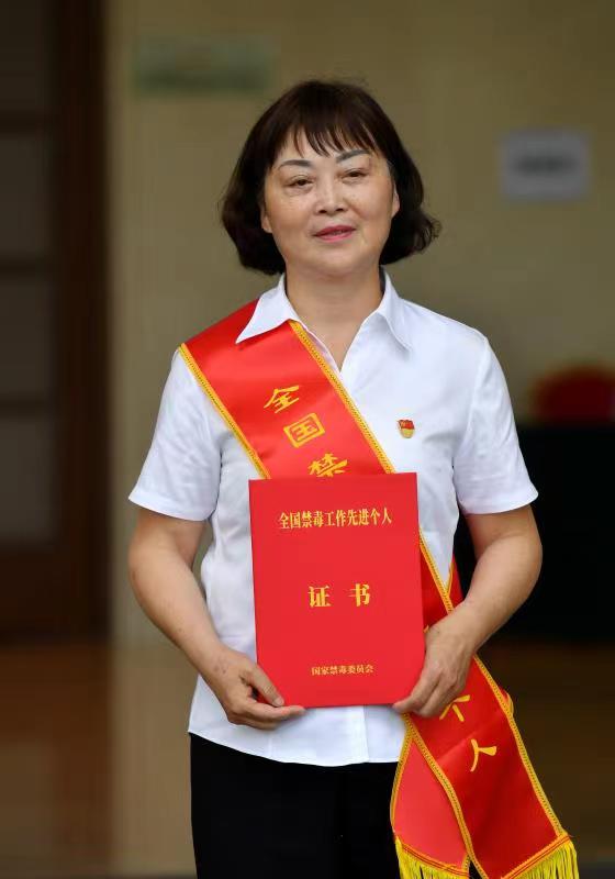 李修會被評為“全國禁毒工作先進個人”。敘永縣摩尼鎮新苗實驗學校供圖