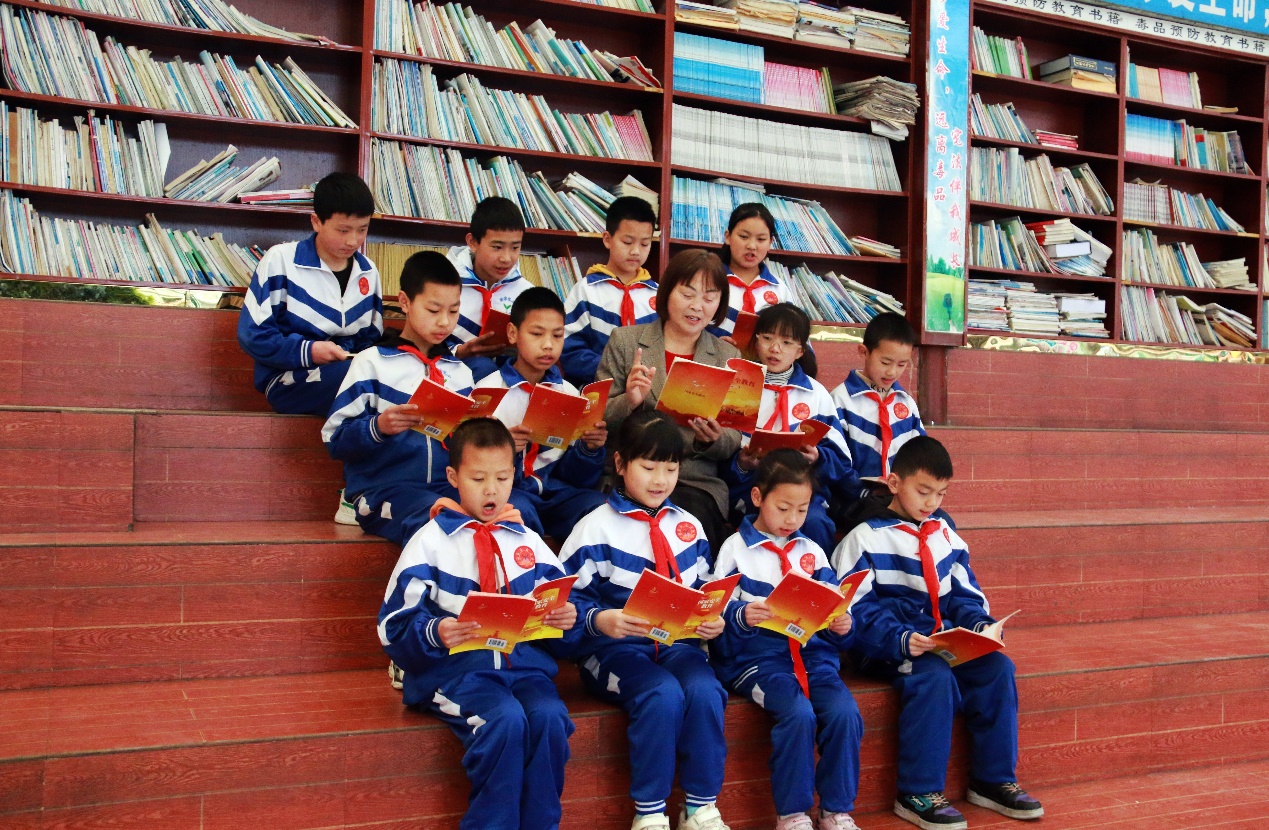 李修會和孩子們在一起。鄭云霞攝