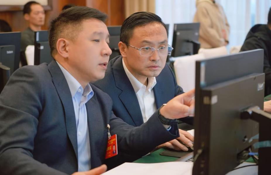 袁學民參與提案審議。受訪者供圖