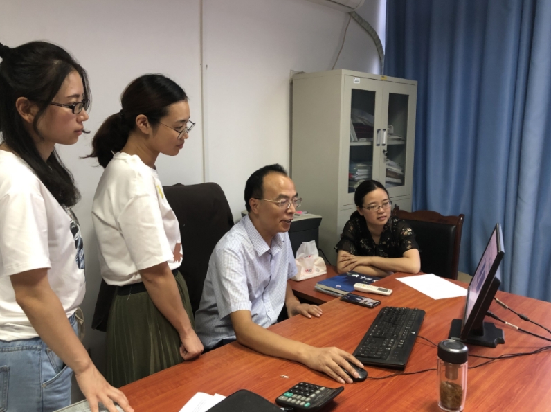 甘華銀教授在指導工程造價專業團隊修訂人才培養方案。廣安職業技術學院供圖