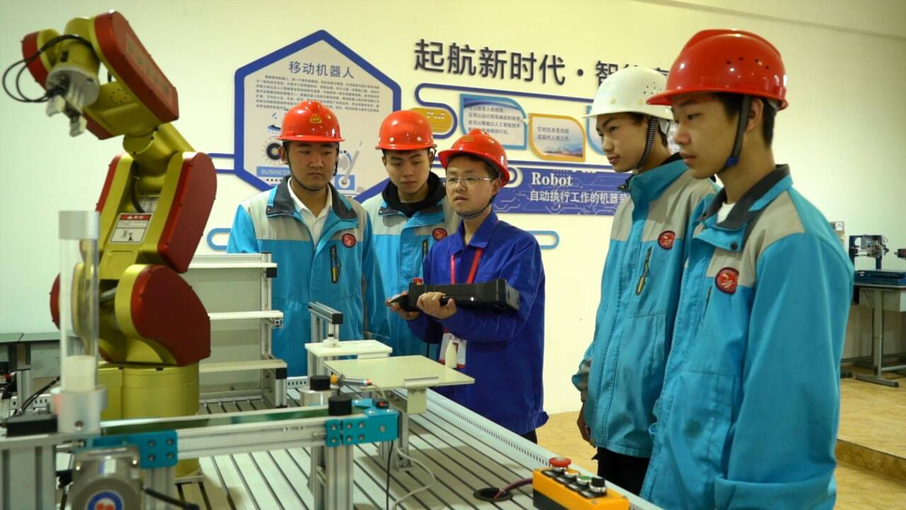 學生進行工業機器人實訓操作。四川省射洪市職業中專學校供圖