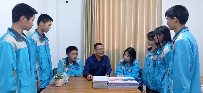 胥進與學生交流分享。四川省射洪市職業中專學校供圖