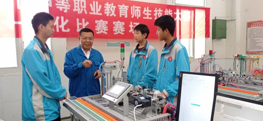 胥進指導學生進行機電一體化技能大賽培訓。四川省射洪市職業中專學校供圖