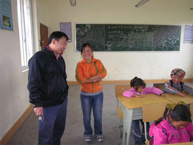 2006松藩縣農村學前班交流工作。鄢超云供圖