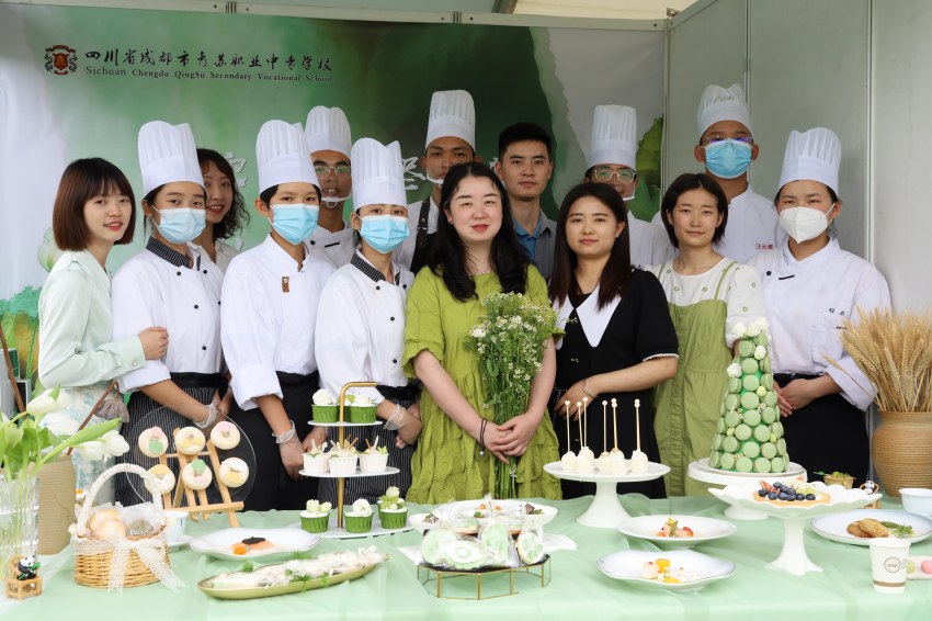 師生參加職教活動周展示。青蘇職中供圖