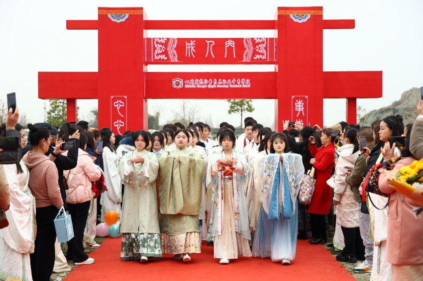 青蘇職中成人禮及高考誓師。青蘇職中供圖