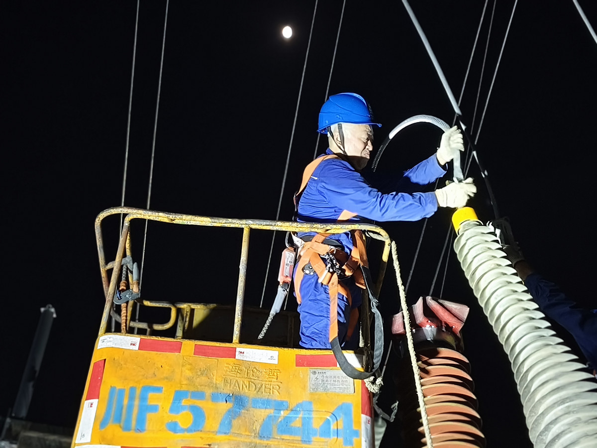 搶修隊員開展“零點作業”。尹維攝