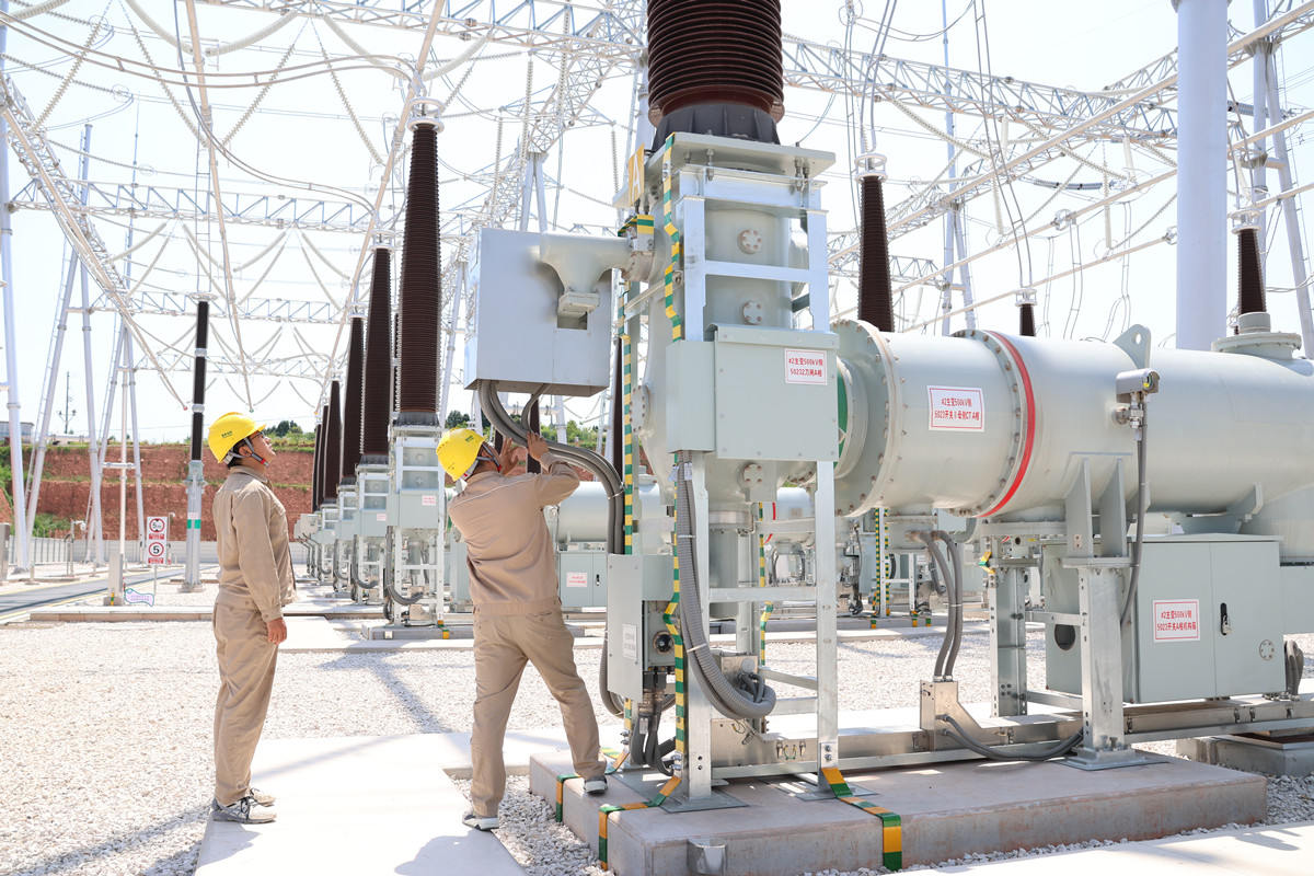 變電運維人員在變電站巡視檢查設備。楊劉欣攝