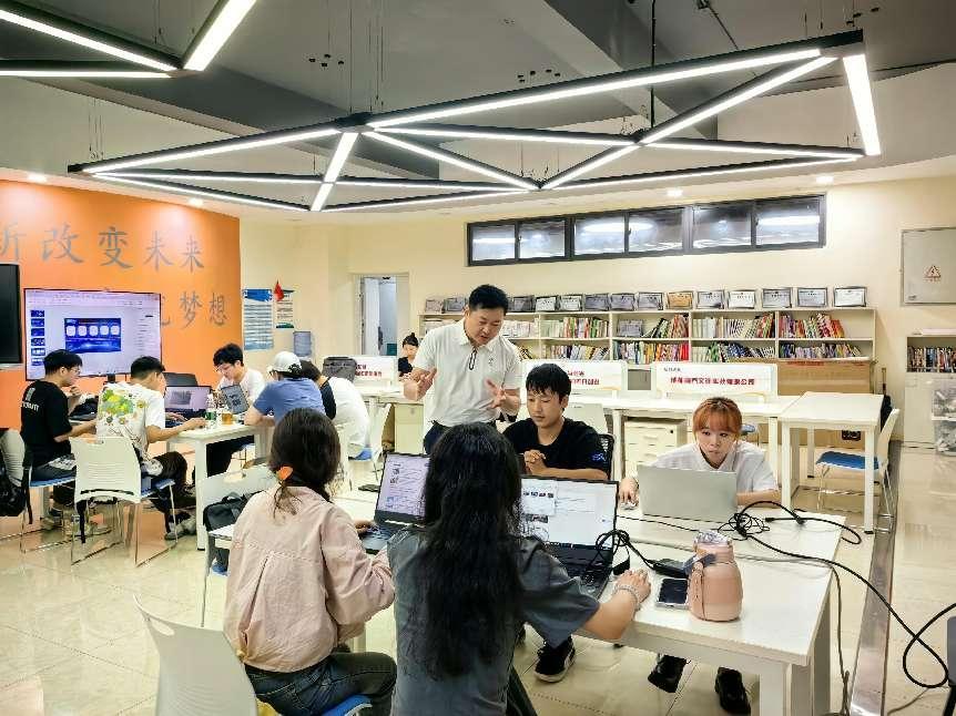 學校系統加強學生創新精神和實踐能力培養。成都師范學院供圖