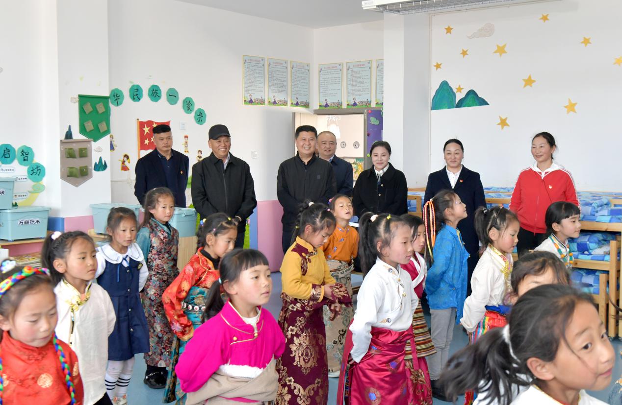5月22日，阿壩州委書記徐芝文前往阿壩縣、若爾蓋縣，督導調研教育高質量發展各項重點工作。阿壩州教育局供圖