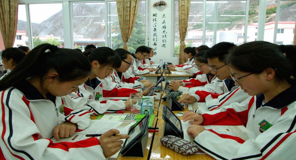 阿壩州汶川中學學生小組化學習。阿壩州教育局供圖