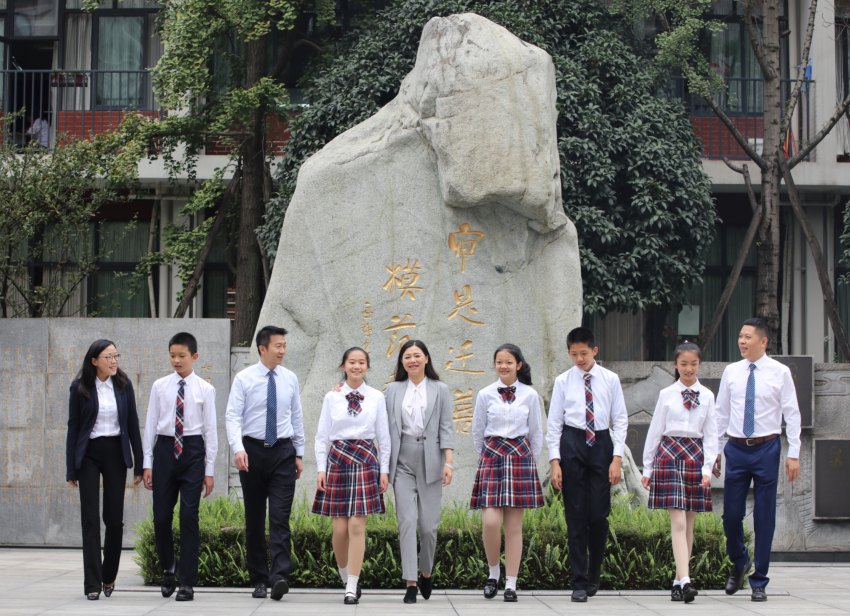 李笑非與學生和老師合影。成都七中初中學校供圖