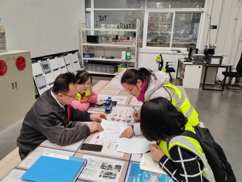 祝紅軍和團隊老師深入企業調研。成都紡織高等?？茖W校供圖