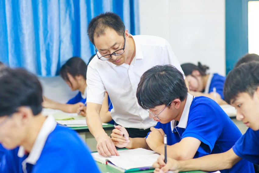 齊永朋與學生們在一起。受訪者供圖