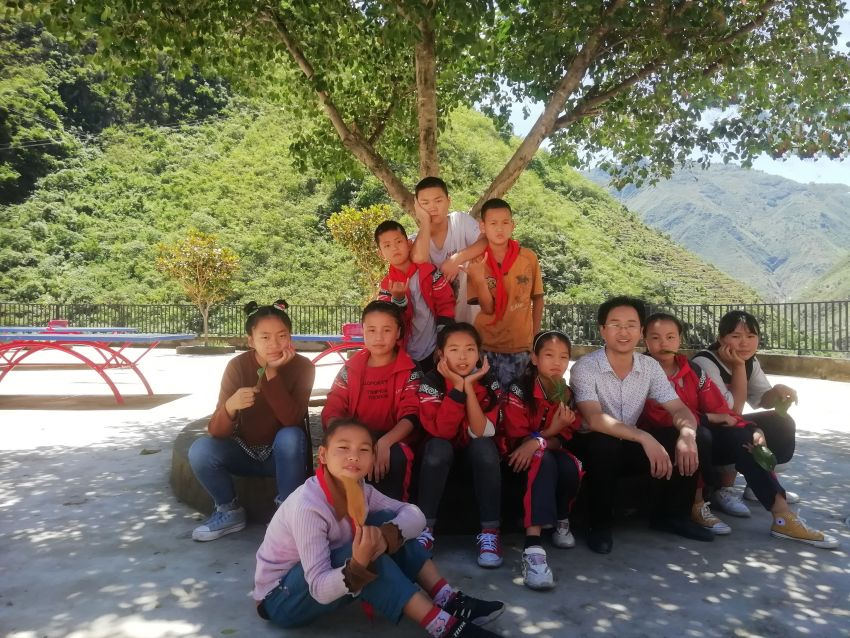 齊永朋與學生們一起。受訪者供圖