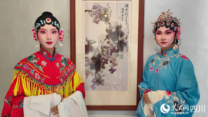 戈心悅（左）和其他學員一同展示學習成果。陳子黎攝