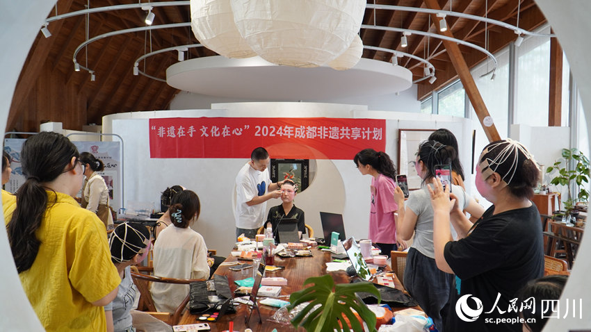 羅映在給學員教授戲曲化妝技巧。人民網 趙祖樂攝