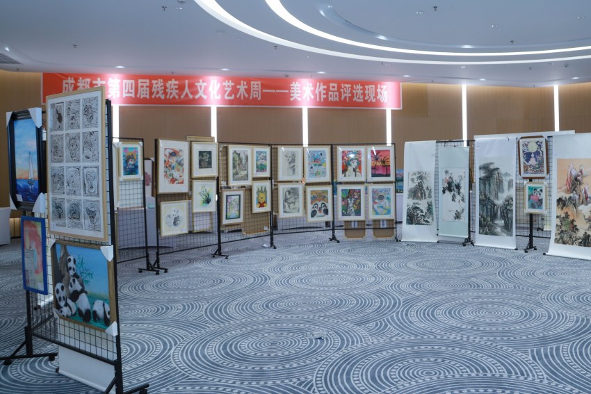 殘疾人文創展上的美術作品展覽。成都市殘聯供圖