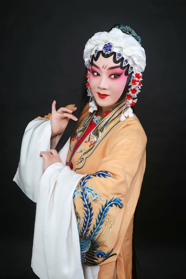 楊麗在川劇《鐵籠山》中飾演杜后。受訪者供圖