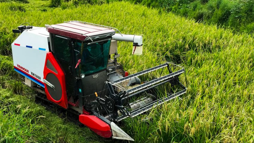 收割機正在收割水稻。達州高新區供圖