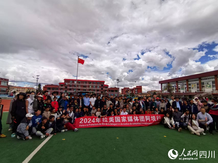 同學們與外國客人合影。人民網記者 劉海天攝