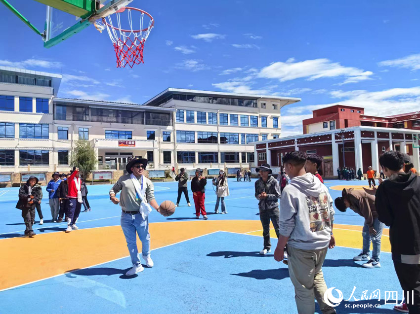 拉美媒體人與同學們打籃球。人民網記者 劉海天攝