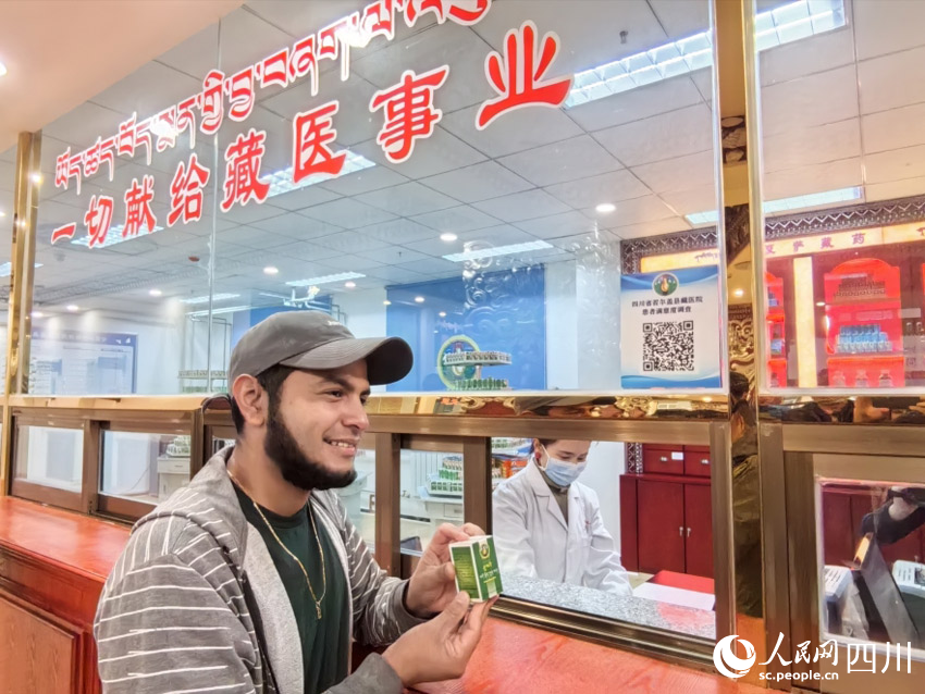 外國記者在窗口買到了藏藥。人民網記者 劉海天攝