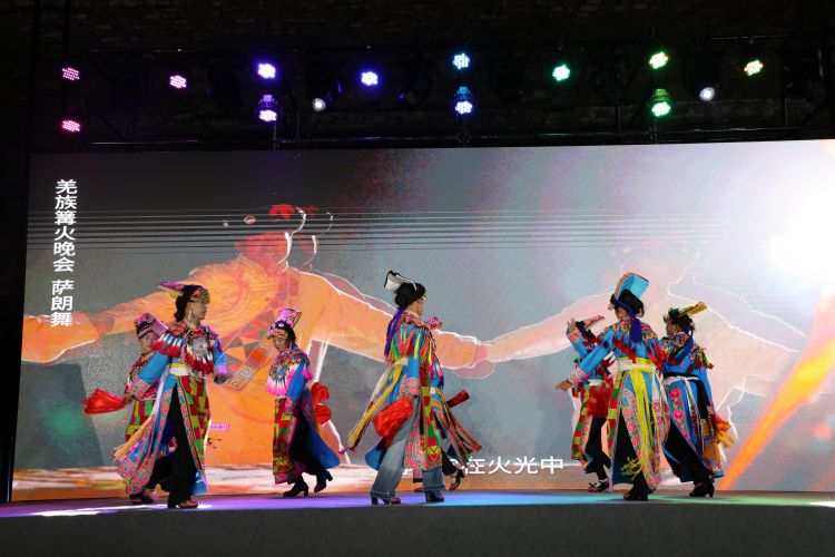 “世界的阿壩”首屆網紅大會傳統歌舞表演。阿壩州委網信辦供圖