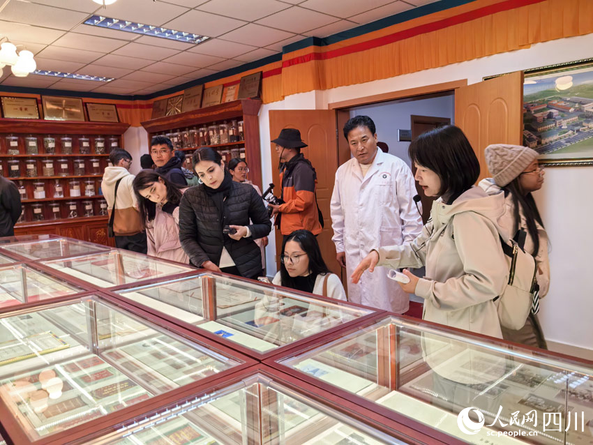 外國記者參觀若爾蓋縣藏醫院。人民網記者 劉海天攝